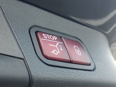 Used 2025 Mercedes-Benz GLB 250 4MATIC image 9