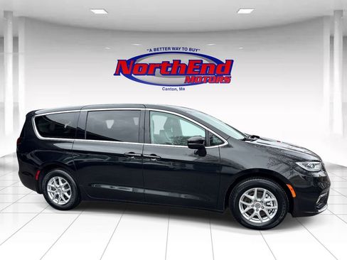 Used 2023 Chrysler Pacifica Touring-L FWD image 2