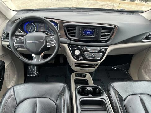 Used 2017 Chrysler Pacifica Touring-L image 31
