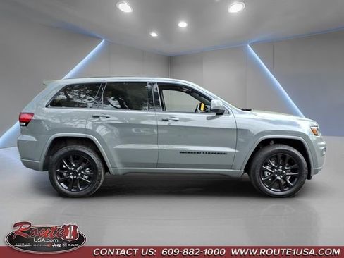 Used 2022 Jeep Grand Cherokee Laredo X AWD/4WD image 2