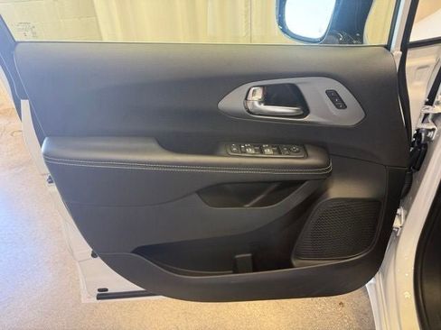 New 2027 Chrysler Pacifica Limited AWD/4WD image 14