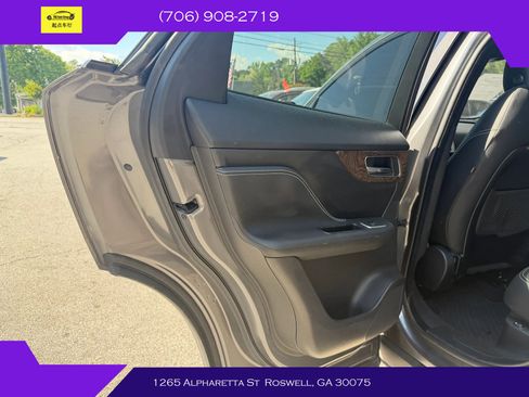 Used 2019 Jaguar F-PACE R-Sport image 10