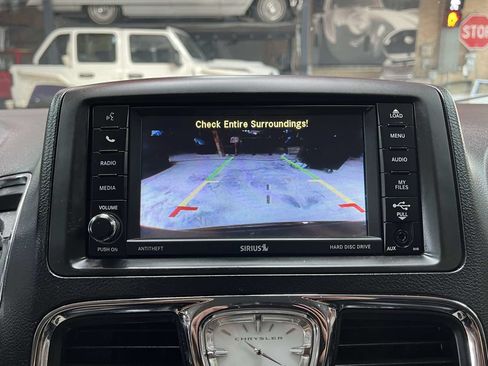 Used 2015 Chrysler Town & Country Limited Platinum FWD image 13