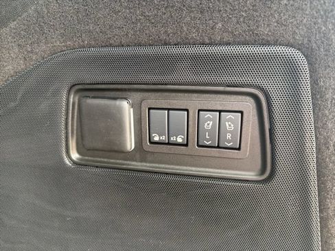 Used 2024 Cadillac Escalade ESV Premium Luxury AWD/4WD image 25