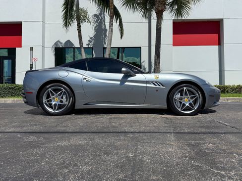 Used 2010 Ferrari California RWD image 3