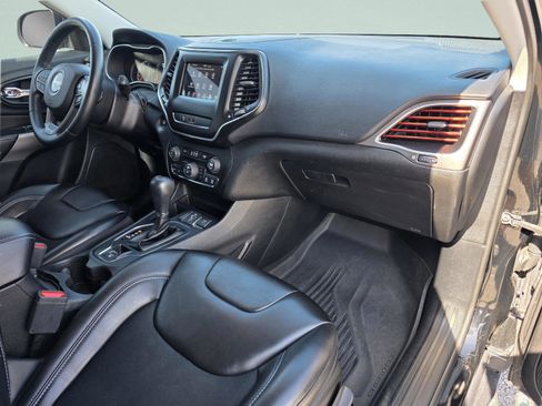 Used 2019 Jeep Cherokee Latitude Plus w/ Comfort/Convenience Group FWD image 17