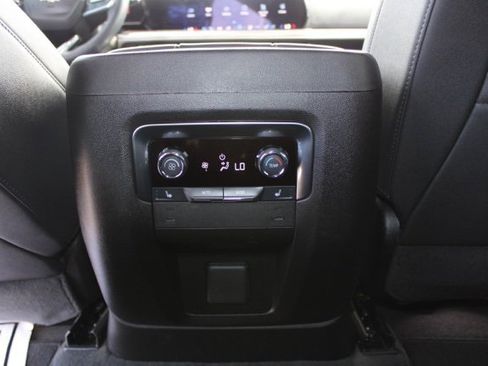 Used 2025 Chevrolet Suburban Premier image 21