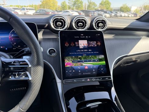 Used 2025 Mercedes-Benz GLC 300 4MATIC image 31