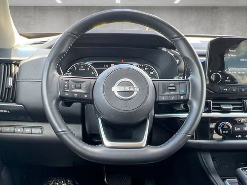 Used 2025 Nissan Pathfinder SL FWD image 21