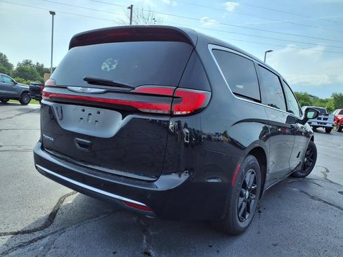 Used 2024 Chrysler Pacifica Touring-L FWD image 31