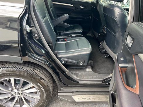 Used 2017 Toyota Highlander XLE w/ Carpet Mat Package AWD/4WD image 29