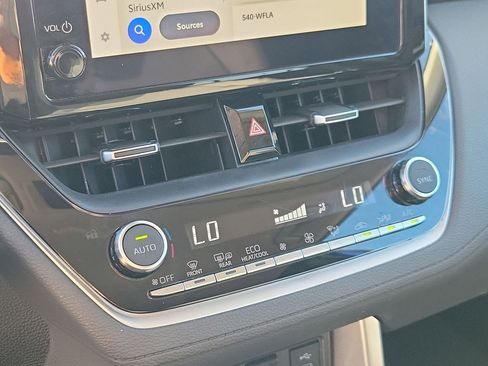 Used 2023 Toyota Corolla Cross XLE image 26