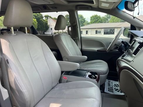 Used 2013 Toyota Sienna XLE w/ Premium Pkg FWD image 22