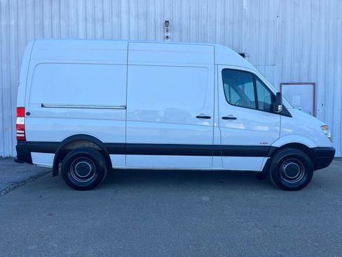 Used 2010 Freightliner Sprinter 2500 image 2