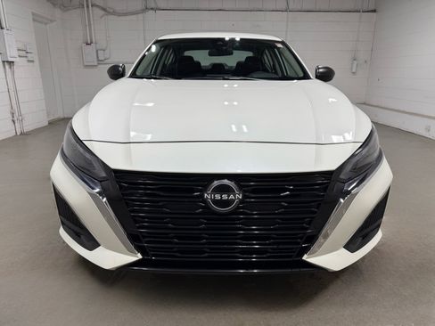 Used 2024 Nissan Altima 2.5 SV image 2