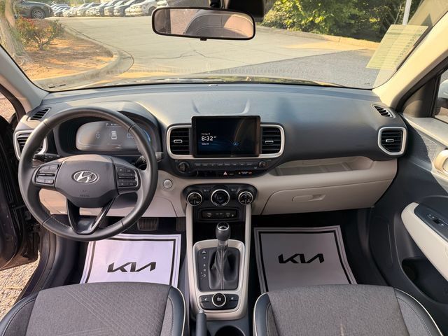 Used 2023 Hyundai Venue Limited FWD image 15