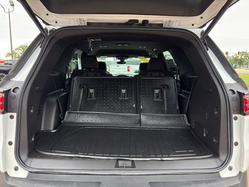 Used 2023 Chevrolet Traverse LT FWD image 9