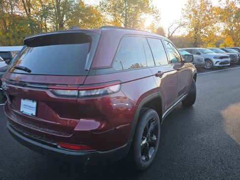 New 2025 Jeep Grand Cherokee Altitude image 21