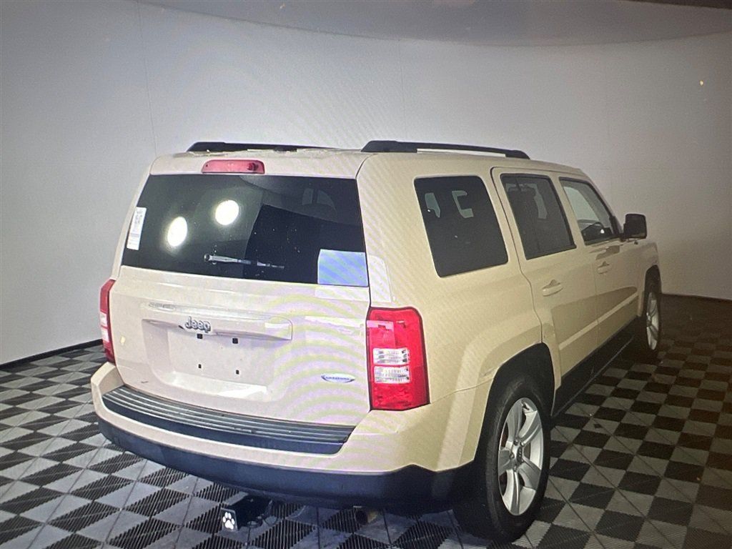 Used 2017 Jeep Patriot Latitude FWD image 2
