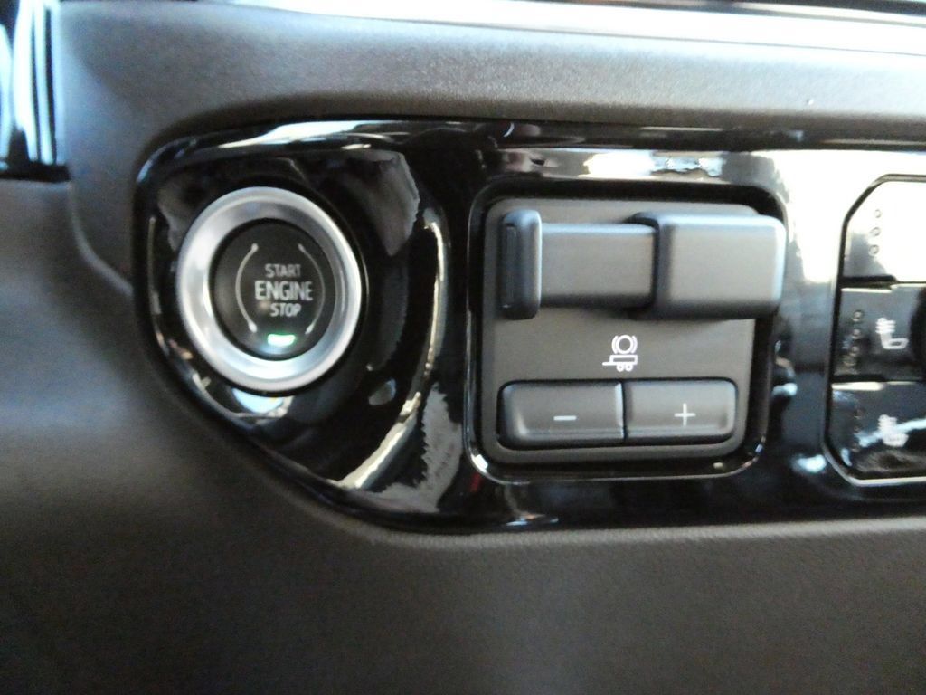 Certified 2022 Chevrolet Silverado 1500 LTZ AWD/4WD image 29