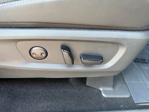 Used 2025 Nissan Pathfinder SL FWD image 32
