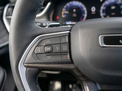 Used 2023 Jeep Grand Cherokee Limited w/ Black Appearance Package AWD/4WD image 25