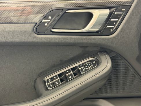 Certified 2025 Porsche Macan image 14