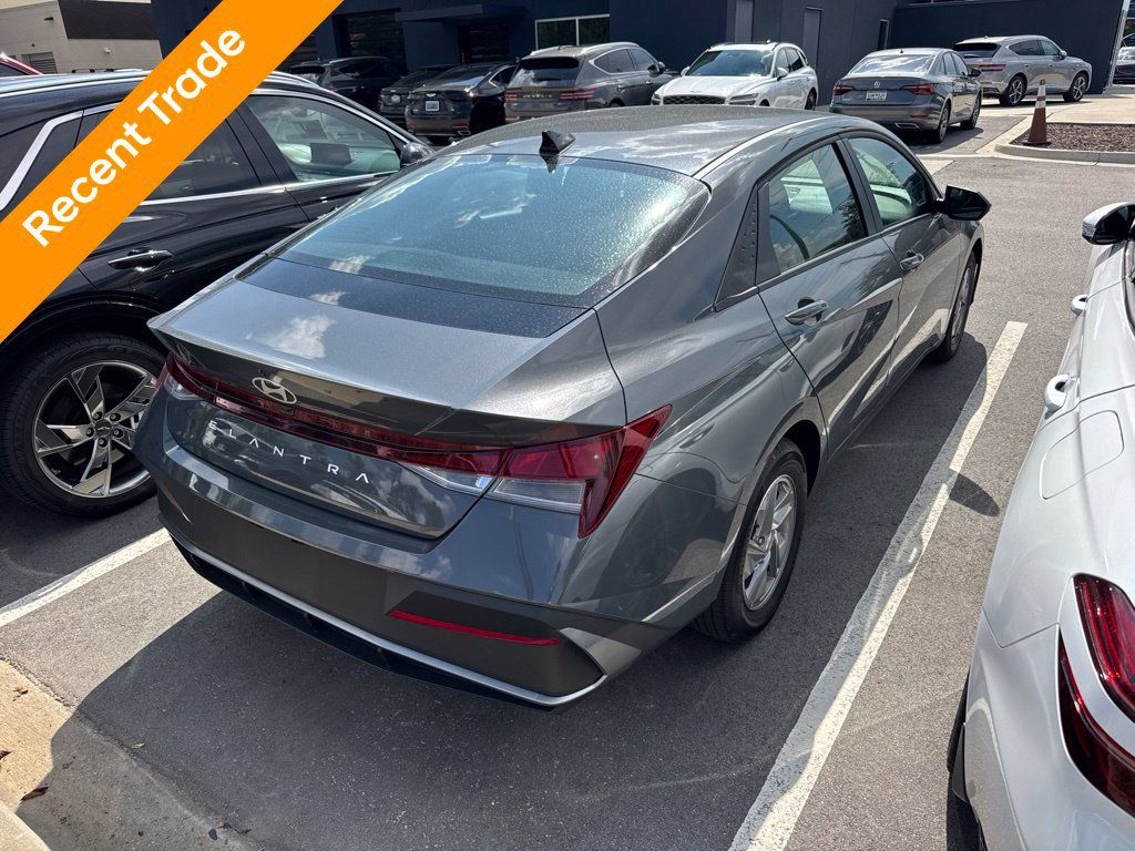 Used 2026 Hyundai Elantra SE FWD image 3