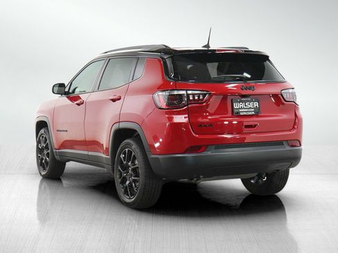 Used 2023 Jeep Compass Latitude w/ Convenience Group AWD/4WD image 3