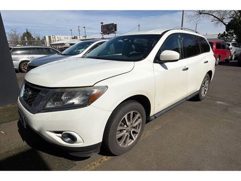 Used 2015 Nissan Pathfinder SV image 2