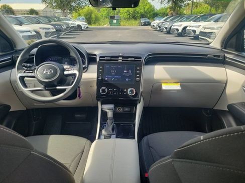 Used 2024 Hyundai Tucson SE FWD image 2