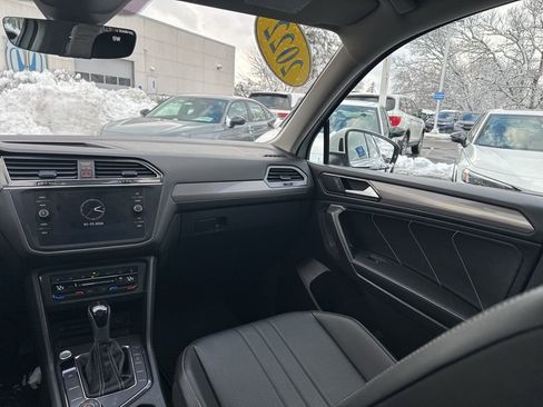 Used 2022 Volkswagen Tiguan SE image 23