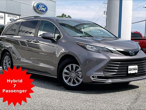 Used 2021 Toyota Sienna XLE FWD image 1
