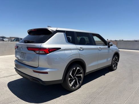Used 2022 Mitsubishi Outlander ES FWD image 3