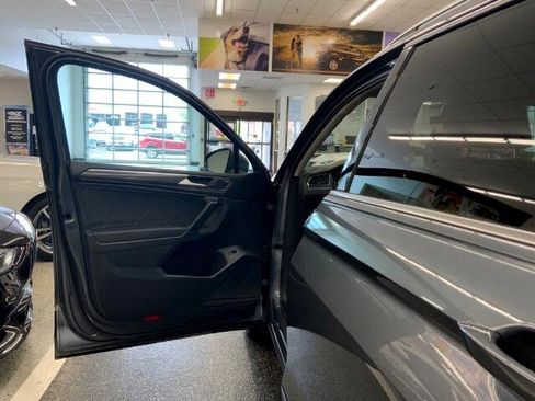 Used 2019 Volkswagen Tiguan SEL Premium image 32