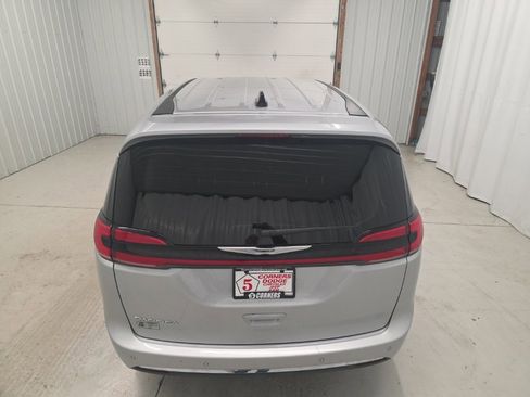 Used 2024 Chrysler Pacifica Touring-L image 5