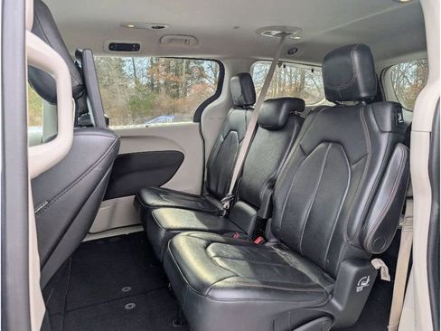 Used 2018 Chrysler Pacifica Touring-L Plus image 16