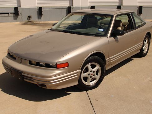 Used 1997 Oldsmobile Cutlass Supreme SL FWD image 2