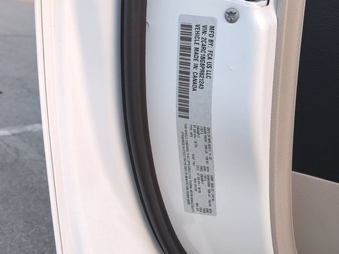 Used 2023 Chrysler Pacifica Touring-L FWD image 31
