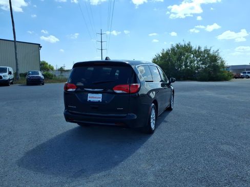 Used 2023 Chrysler Voyager LX FWD image 8