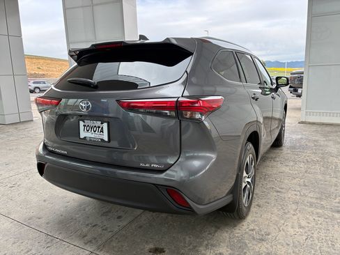 Used 2023 Toyota Highlander XLE AWD/4WD image 8