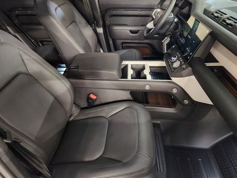 New 2026 Land Rover Defender 110 X-Dynamic SE image 3