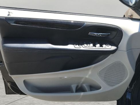 Used 2016 Chrysler Town & Country LX FWD image 25