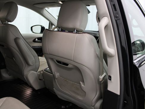 Used 2020 Chrysler Pacifica Limited image 25
