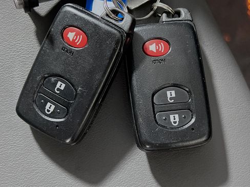 Used 2015 Toyota Prius Five FWD image 36