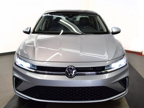 Used 2025 Volkswagen Jetta SE FWD image 6