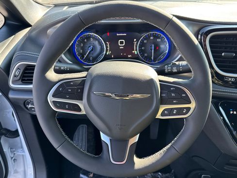 New 2026 Chrysler Pacifica Select image 16