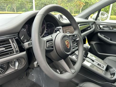 Certified 2025 Porsche Macan image 10