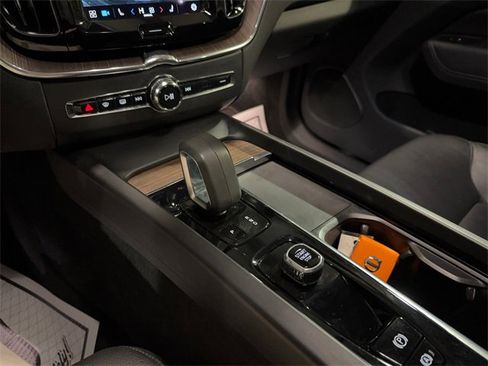 Used 2022 Volvo XC60 B5 Momentum image 23