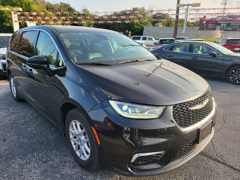 Used 2023 Chrysler Pacifica Touring-L FWD image 2
